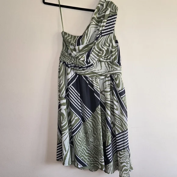 BANANA REPUBLIC FACTORY One-Shoulder Draped Green Patterned Dress - Picture 13 of 13